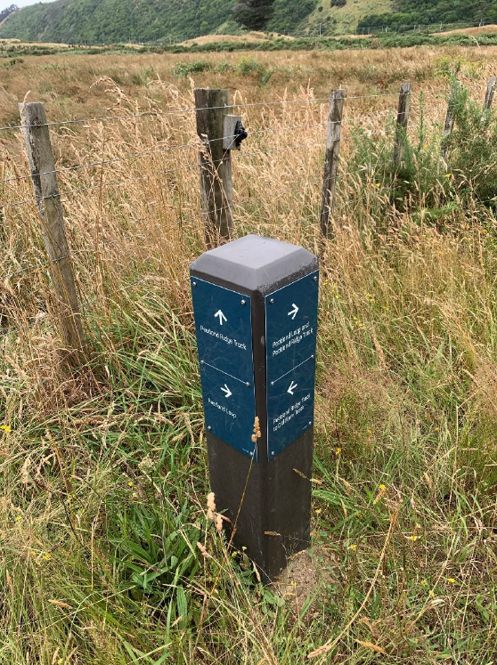 Picture of a bollard giving track directions in QEP